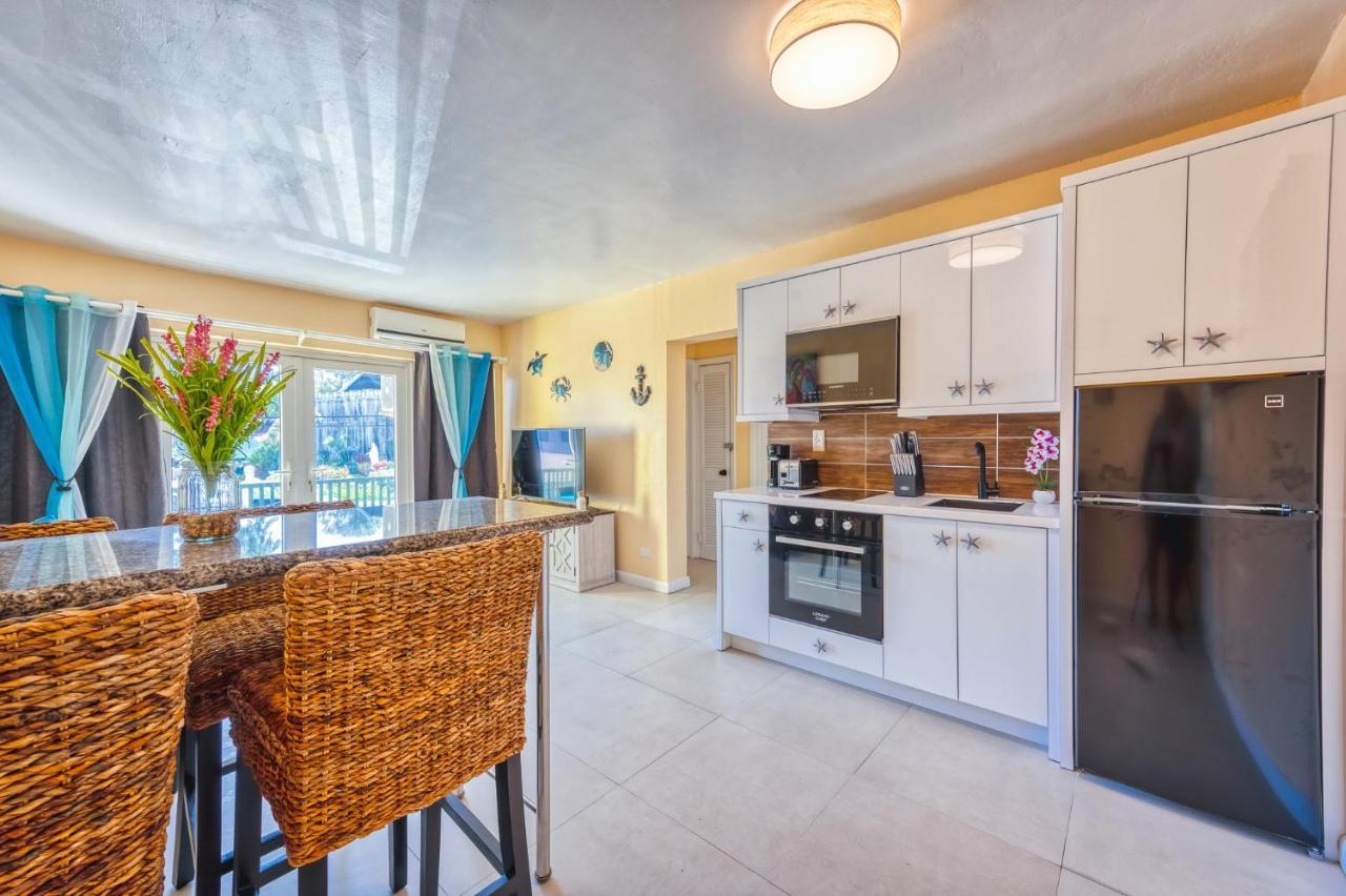 Lovely With Private Gym, Near Beach, Downtown, 24hr Security, Pool, Gated Apartment