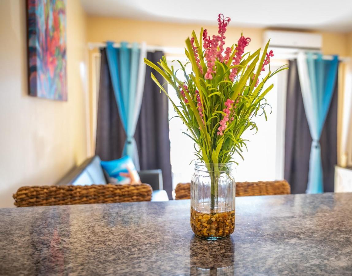 Lovely With Private Gym, Near Beach, Downtown, 24hr Security, Pool, Gated