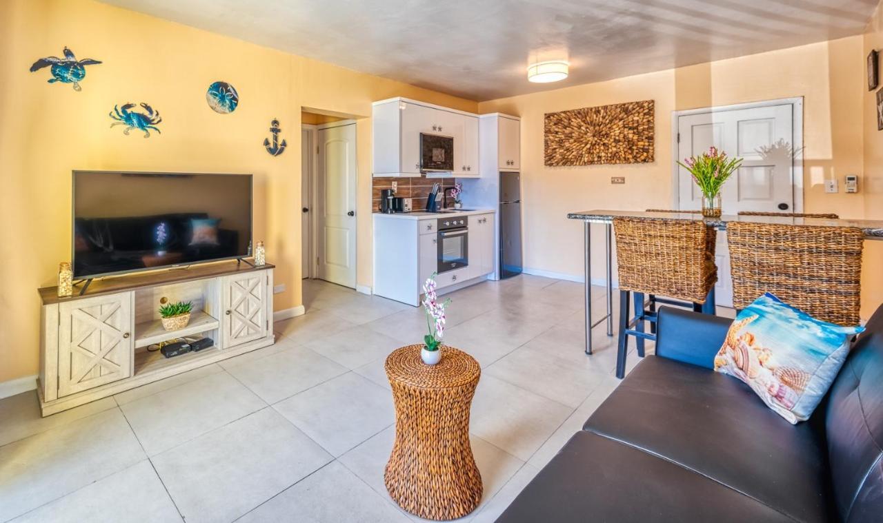 Lovely With Private Gym, Near Beach, Downtown, 24hr Security, Pool, Gated * Nassau