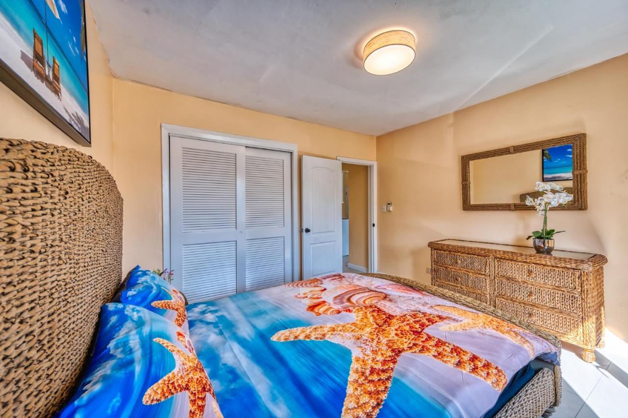 Lovely With Private Gym, Near Beach, Downtown, 24hr Security, Pool, Gated Nassau