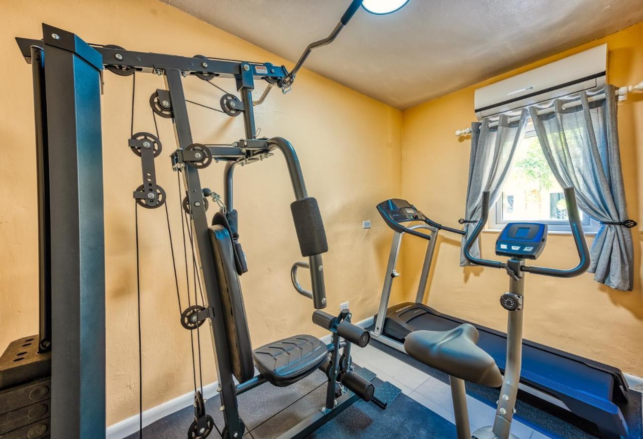 Lovely With Private Gym, Near Beach, Downtown, 24hr Security, Pool, Gated Appartement Nassau