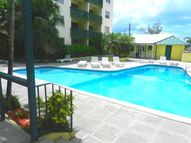 Lovely With Private Gym, Near Beach, Downtown, 24hr Security, Pool, Gated Appartement Nassau